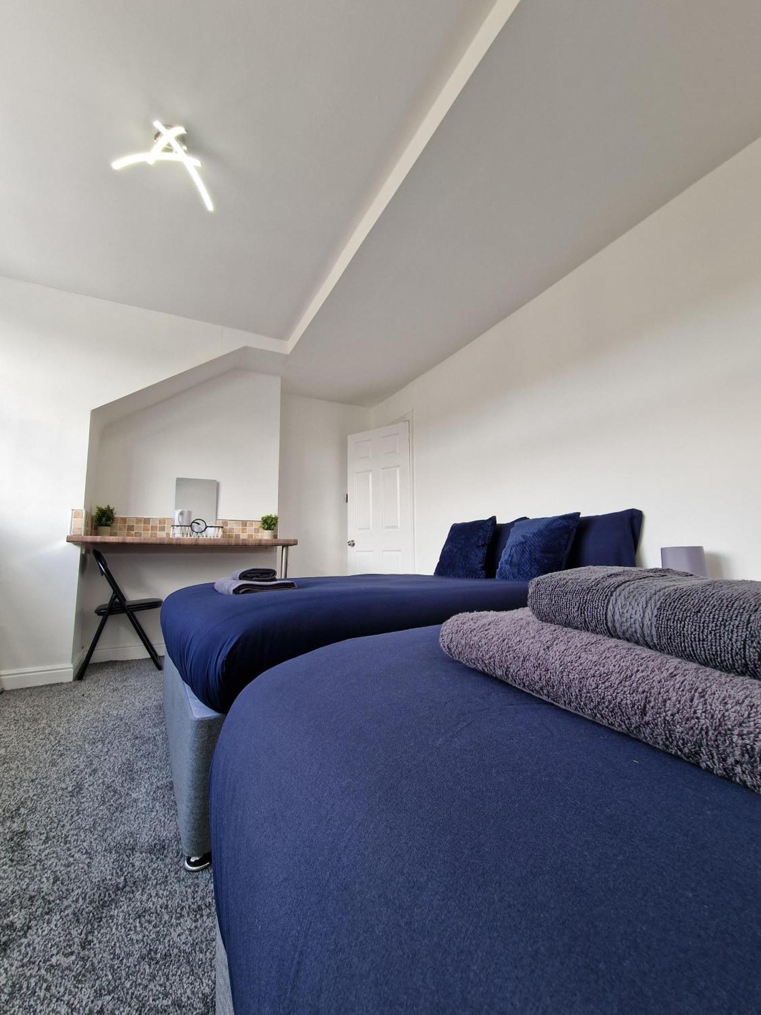 Stylish 4 Double Bedroom House In Bradford, Views Of Hillside And Parking Шипли Экстерьер фото
