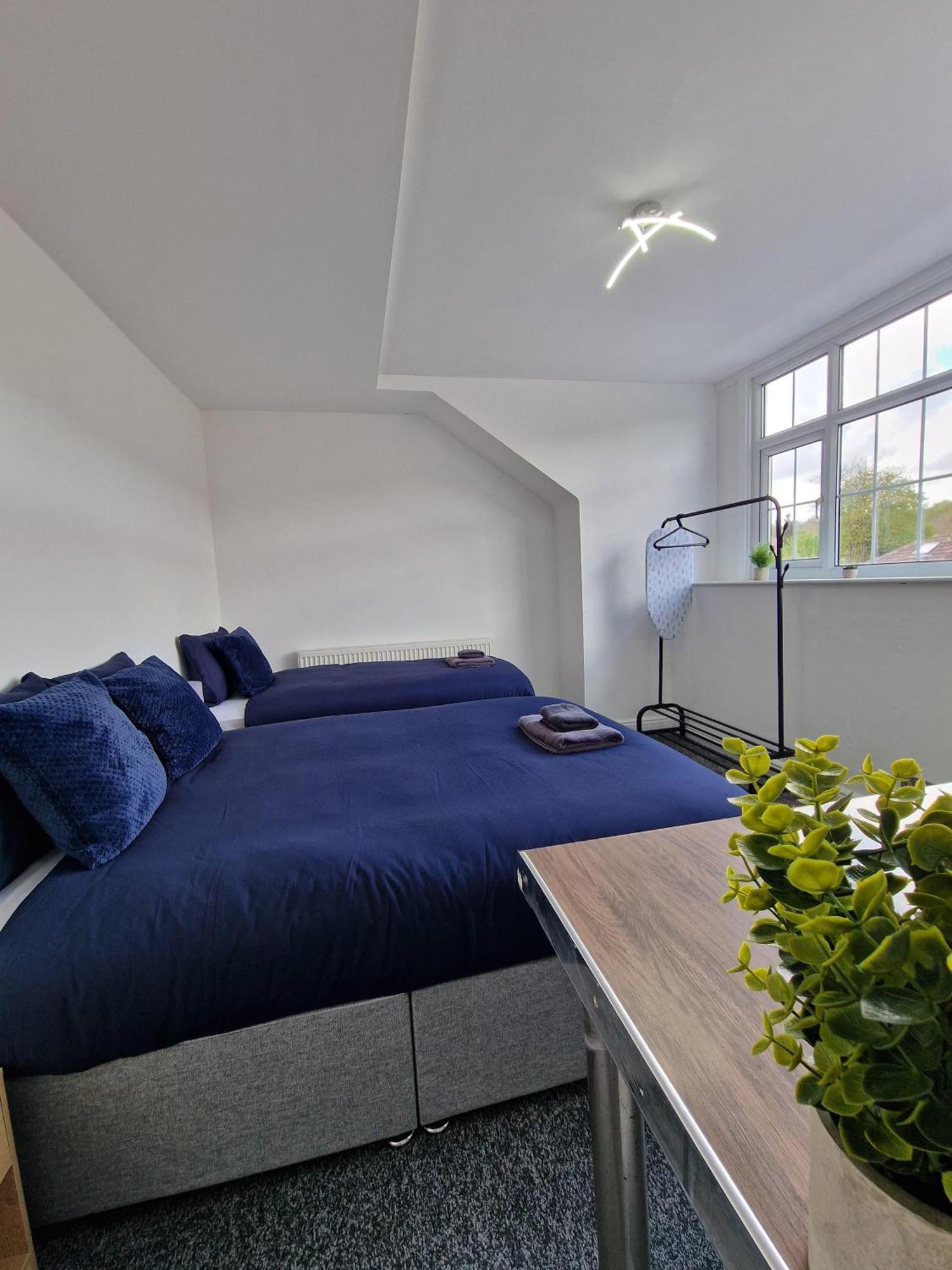 Stylish 4 Double Bedroom House In Bradford, Views Of Hillside And Parking Шипли Экстерьер фото