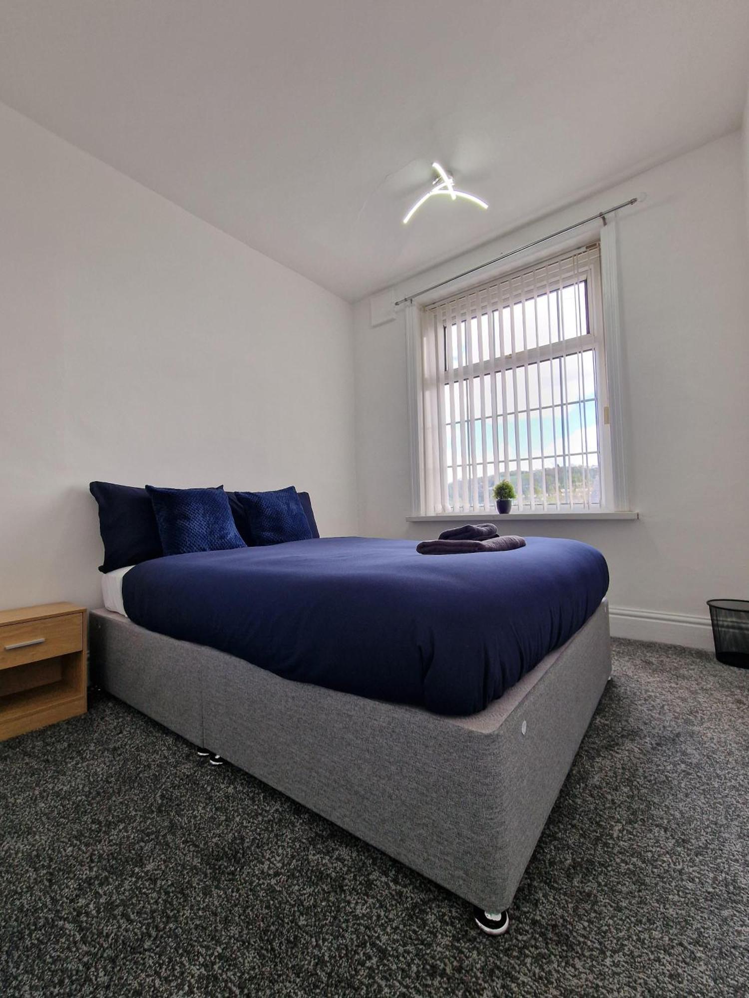 Stylish 4 Double Bedroom House In Bradford, Views Of Hillside And Parking Шипли Экстерьер фото