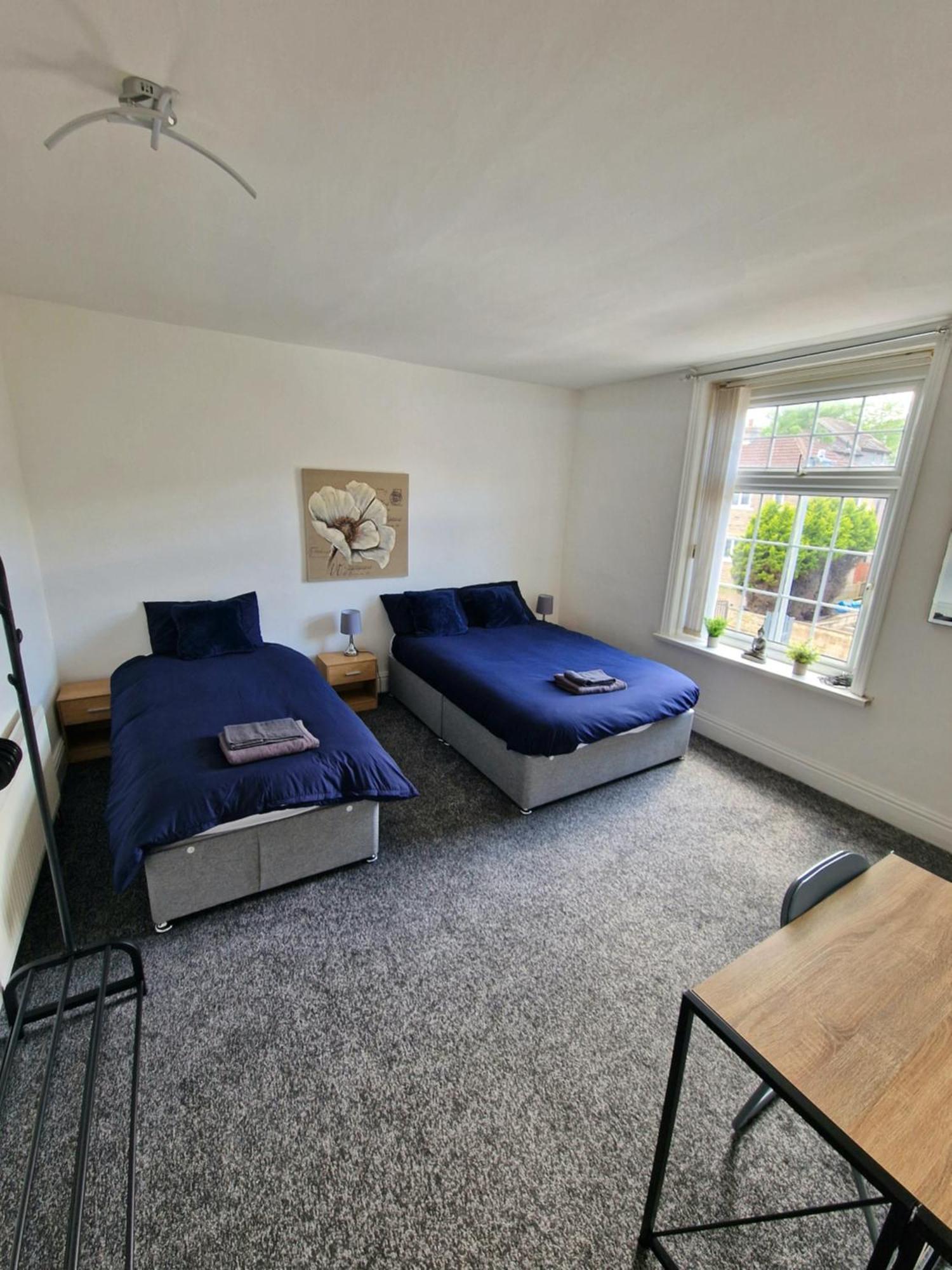 Stylish 4 Double Bedroom House In Bradford, Views Of Hillside And Parking Шипли Экстерьер фото