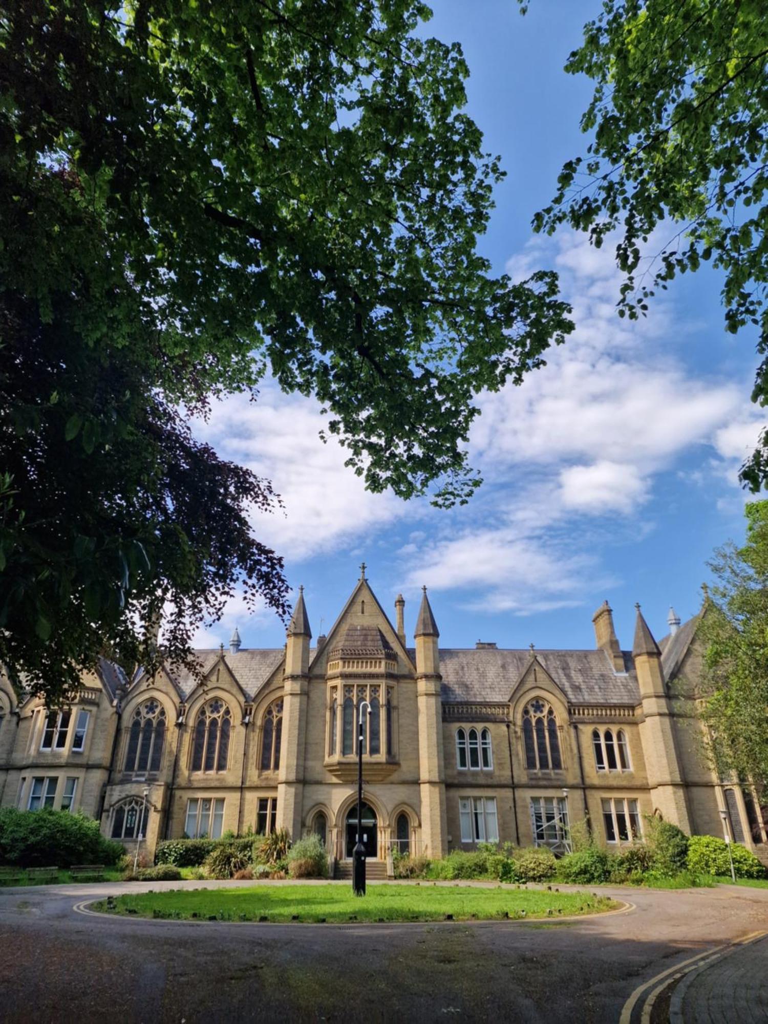 Stylish 4 Double Bedroom House In Bradford, Views Of Hillside And Parking Шипли Экстерьер фото