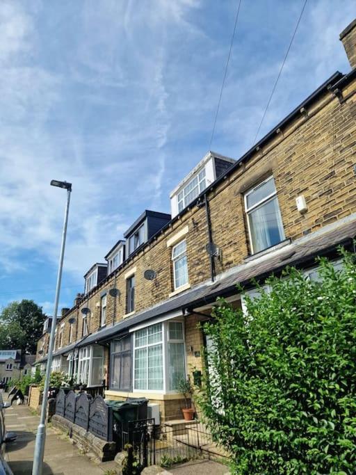 Stylish 4 Double Bedroom House In Bradford, Views Of Hillside And Parking Шипли Экстерьер фото